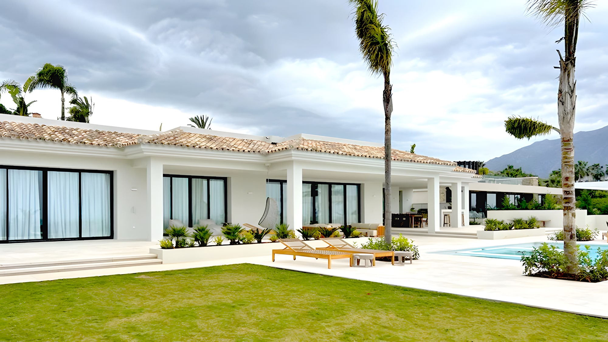 VILLA AFRICA with flat garden and outdoor lounge zone