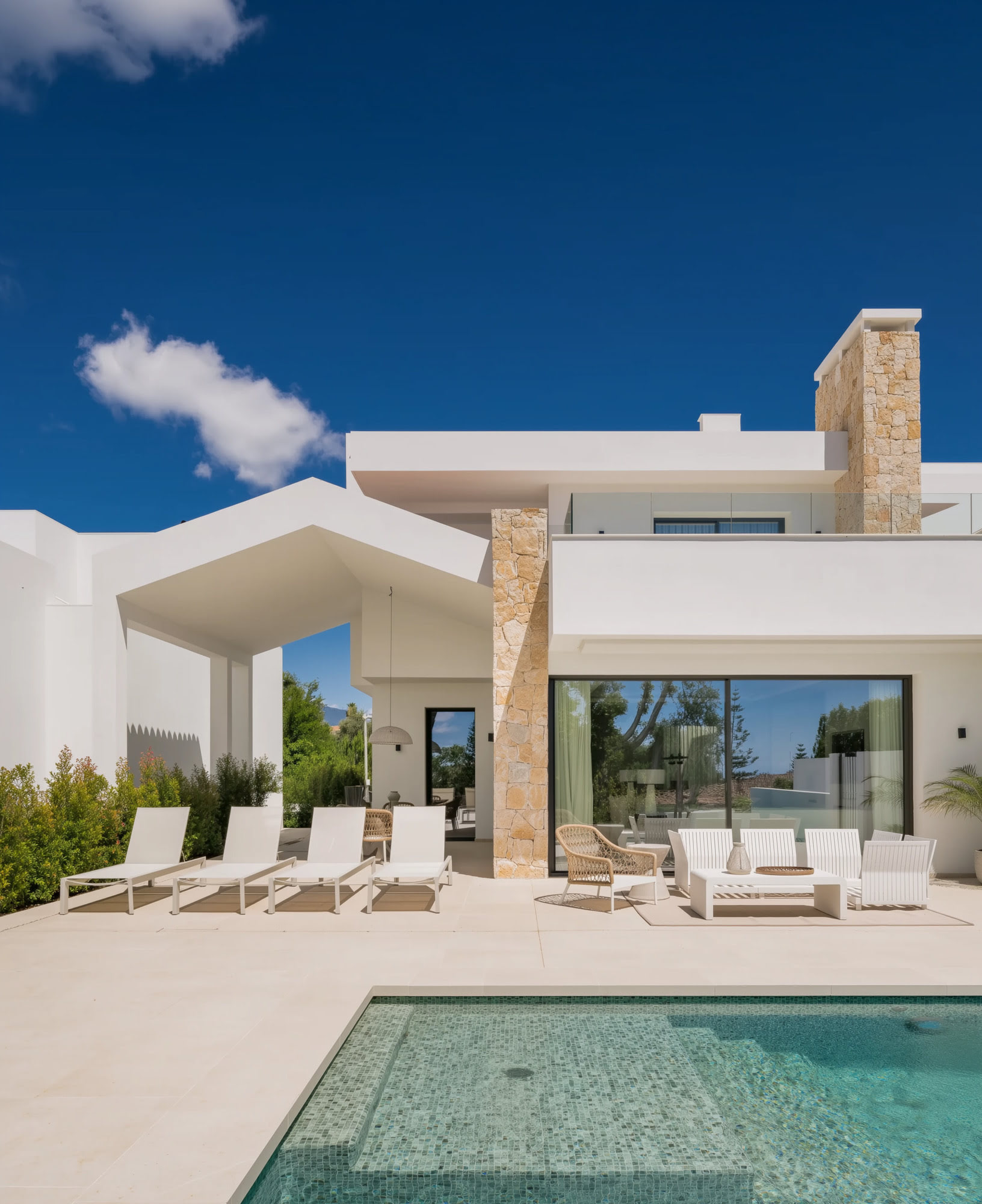 AVA Villas – exterior general con fachada blanca, líneas puras y vegetación mediterránea