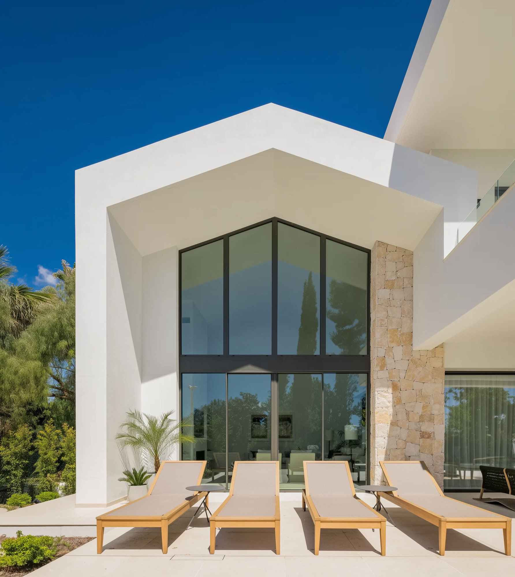 Piscina infinita y zona chill-out con conexión fluida entre interior y exterior