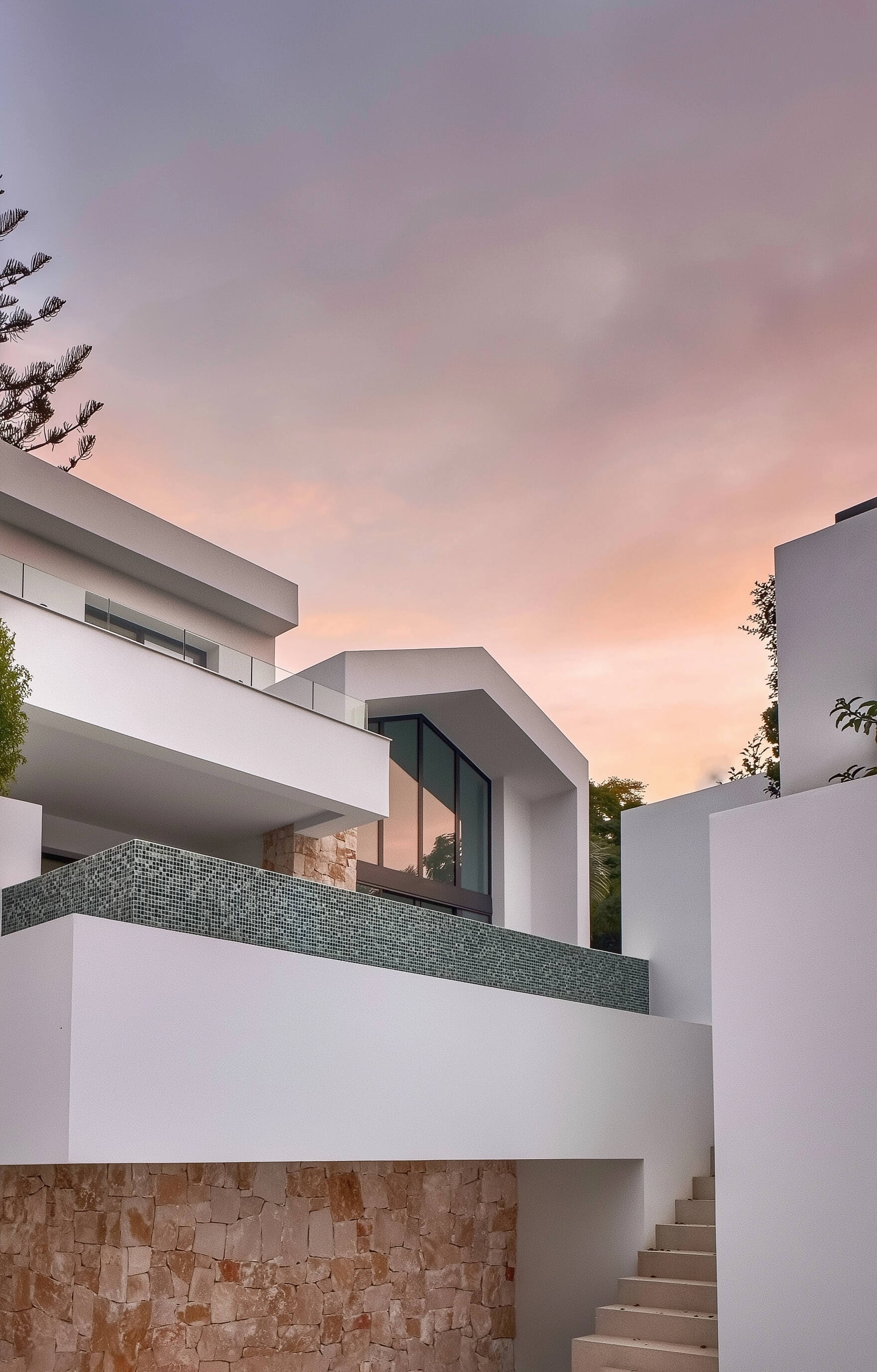 Vista nocturna con iluminación arquitectónica resaltando volúmenes y texturas