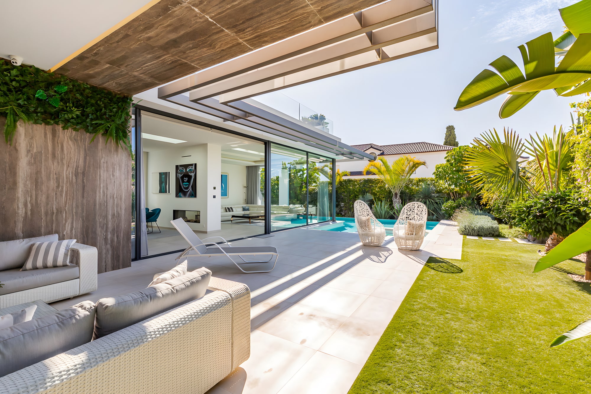 VILLA DALI facade with cantilevered roof and integrated pergola