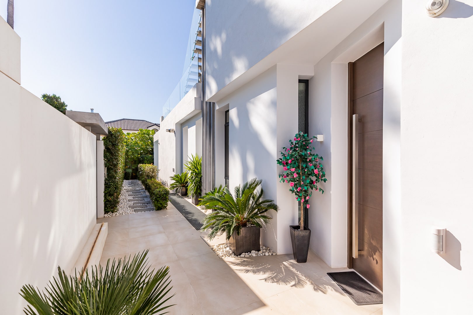 Upper level with horizontal design language and vegetation