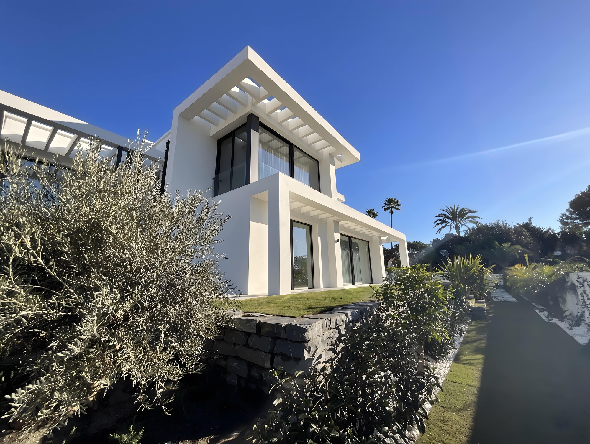 VILLA INS with minimalist cube volume and reflecting pool