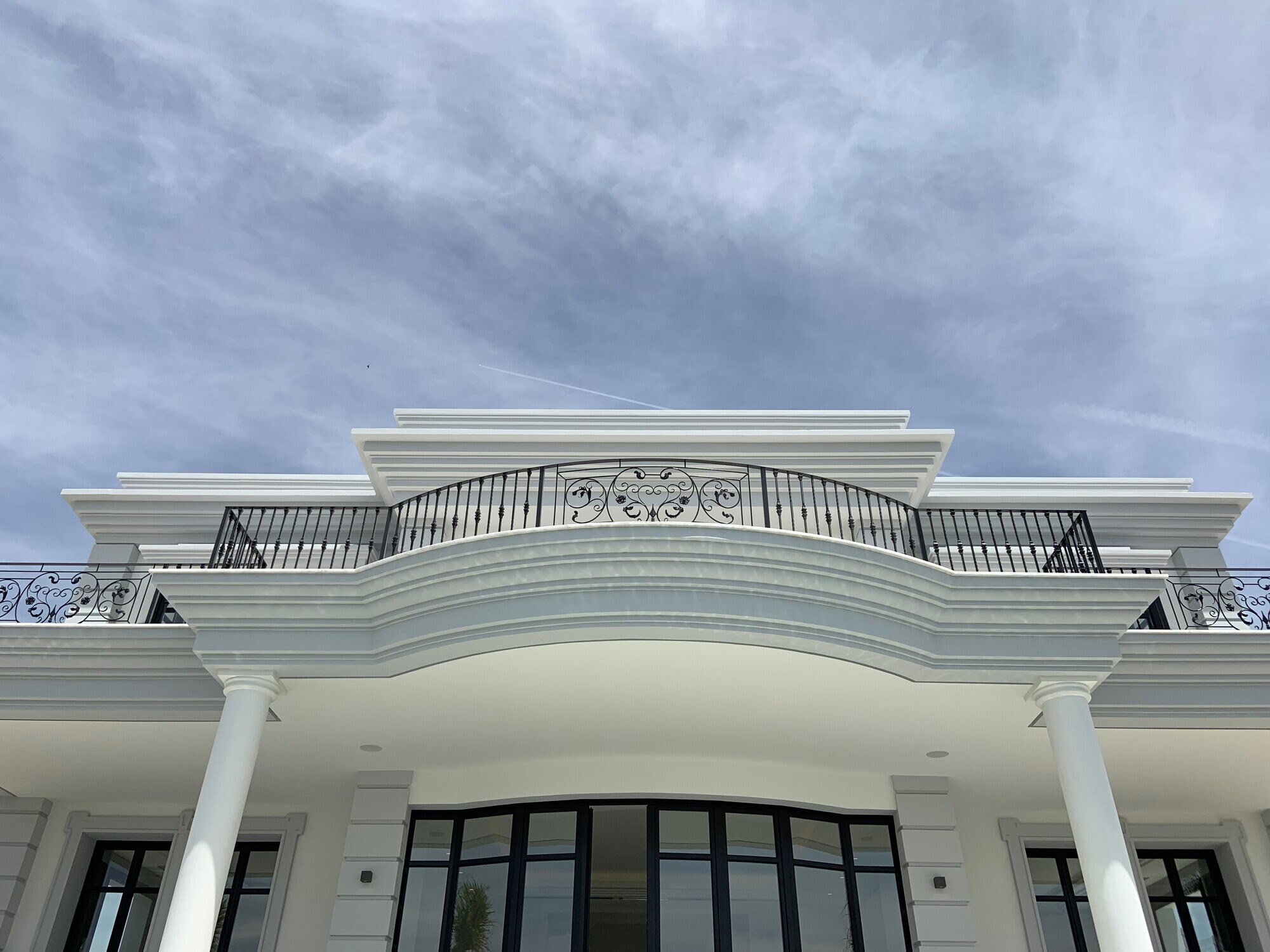 Symmetrical rear façade with full-height windows