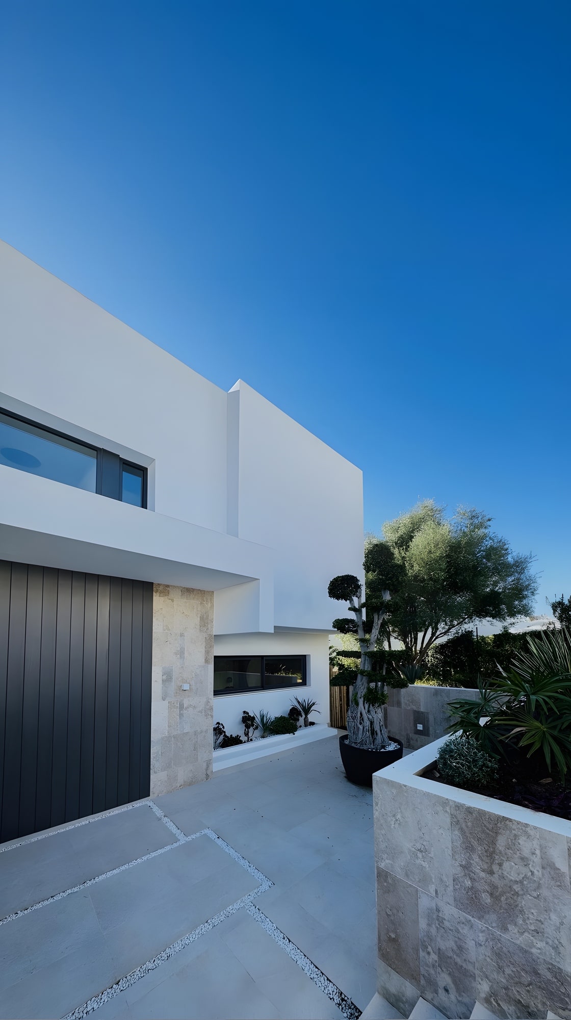 Interior space blending with the outside terrace