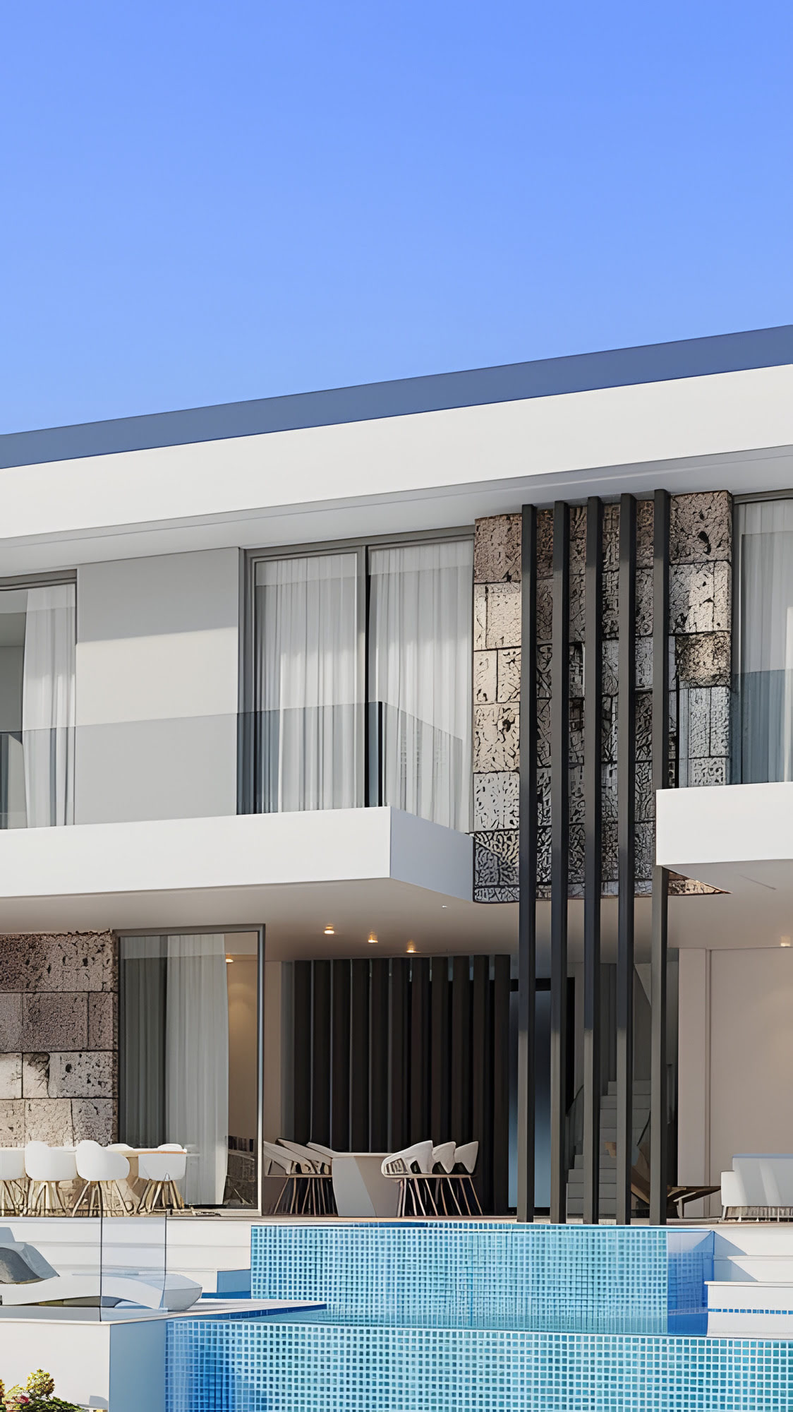 Piscina infinita frontal con diseño en cascada y jardín paisajístico