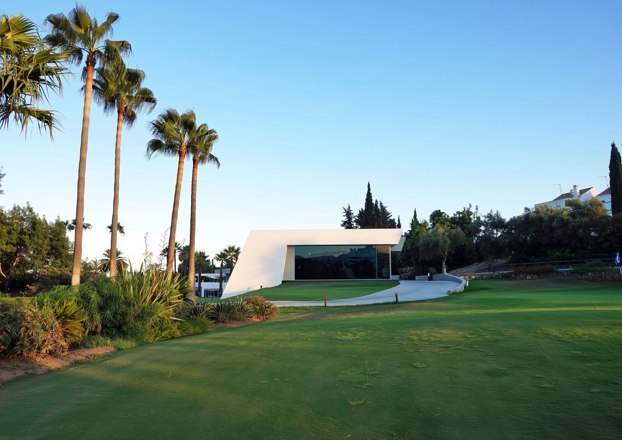 R.C. GOLF GUADALMINA – geometric white clubhouse on golf course